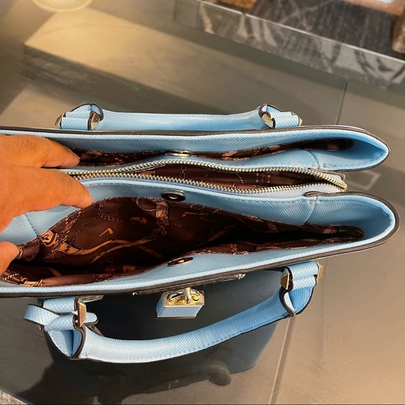 VERY pretty Baby Blue handbag! Excellent Condition! SALE - Picture 5 of 5